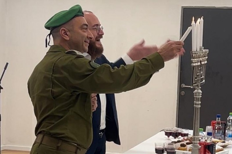 ראש חטיבת המבצעים בצה״ל תא״ל ישראל שומר הדליק נר שלישי עם ידידו אליהו גוטמן מארגון עזר לחייל. תא״ל שומר: 