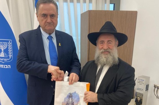 חנוכייה ומסר יהודי: אור החנוכה במסדרונות הכנסת בירושלים