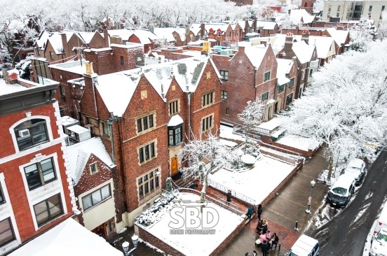 רחובות לבנים בחנוכה: גלריית שלג בקראון הייטס