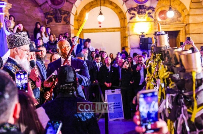 רגע לפני סיום תפקידו: ראש העיר ניו יורק הדליק חנוכייה