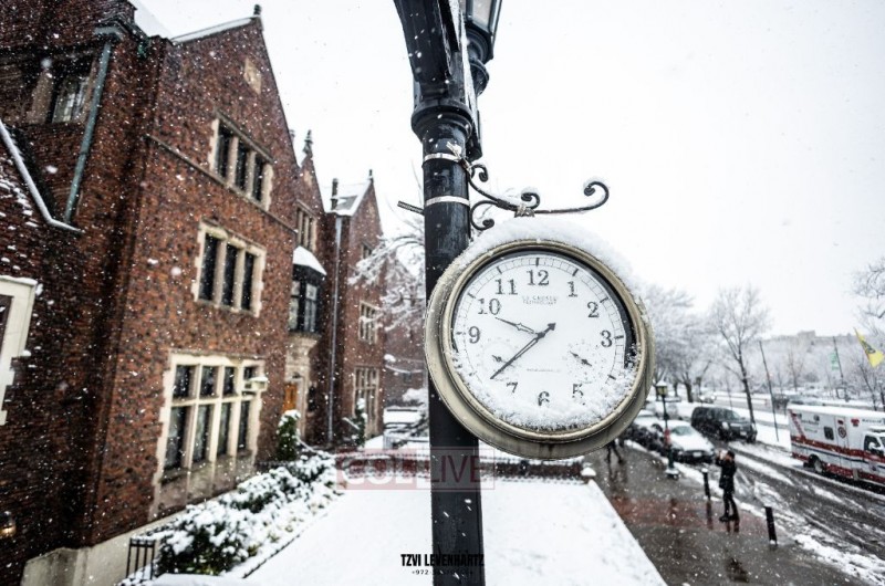 ממשיך לנוע: השעון המפורסם בחזית 770 מכוסה בשלג - אך מראה את השעה המדויקת לאלפי האורחים שהגיעו לחצרות קודשנו לחג החנוכה אצל הרבי (צילום: צבי לבנהרץ)