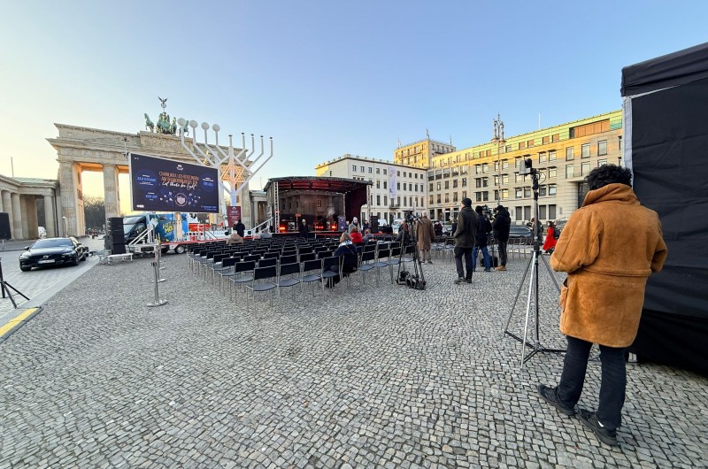 עכשיו בשידור חי: מעמד הדלקת החנוכייה בשער הניצחון בברלין 
