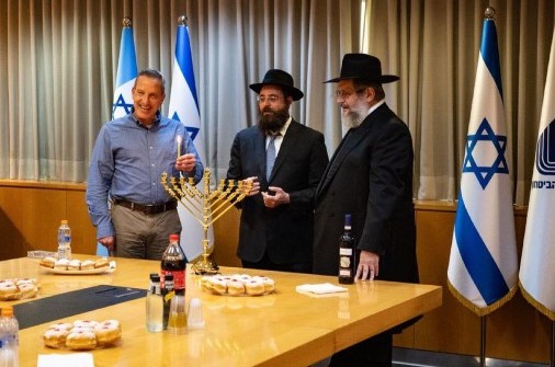 צעירי חב״ד חילקו חצי מיליון חנוכיות וארבעה מיליון סופגניות