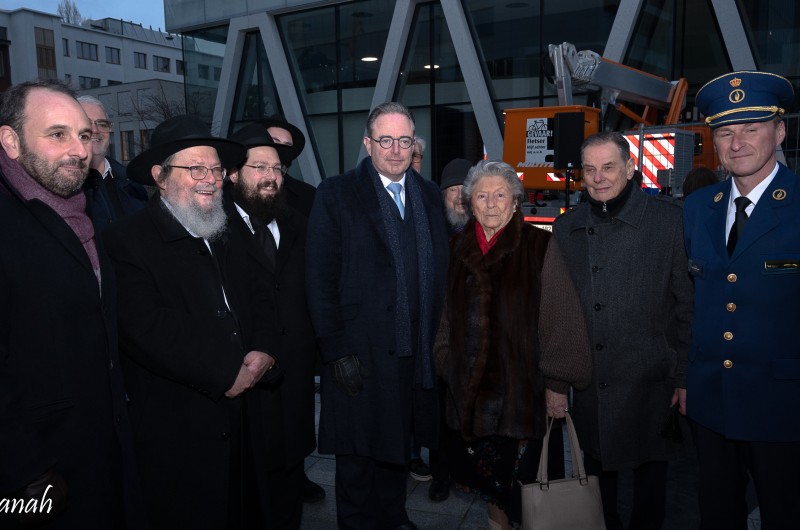 ראש ממשלת בלגיה הדליק את החנוכייה המרכזית באנטוורפן