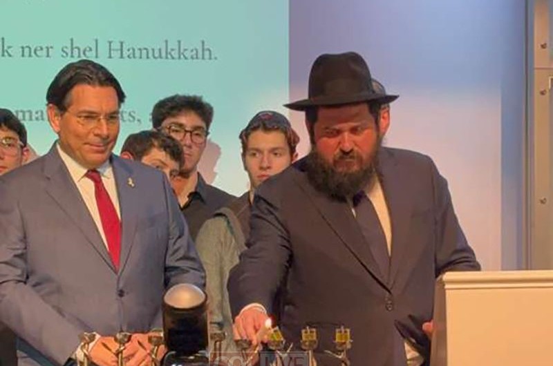 הרב מענדי קוטלרסקי הדליק את החנוכייה יחד עם שגריר ישראל באו