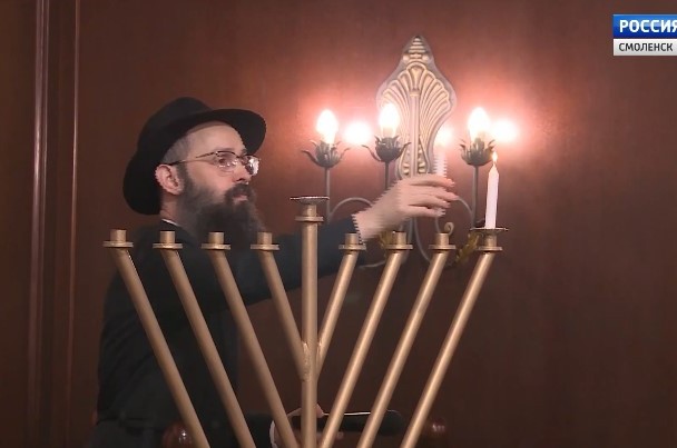 התקשורת ברוסיה סיקרה את טקס הדלקת החנוכייה במרכז הקהילתי היהודי בסמולנסק, בראשות השליח ורב העיר הרב לוי יצחק מונדשיין, בהשתתפות סגן מושל המחוז שהביא את ברכת המושל
