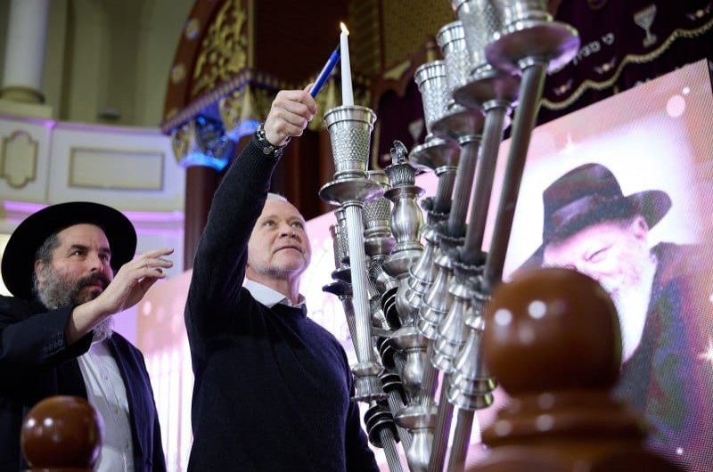 אורות בחשיכה: בחרקוב המותקפת חגו רכבי חנוכה בחוצות