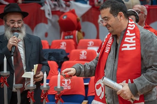 מיליוני אוהדי כדורסל באירופה צפו בהדלקת נרות חנוכה