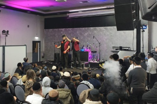 קהל רב מילדי היישוב החרדי עמנואל באירוע חנוכה שארגנה קהילת חב