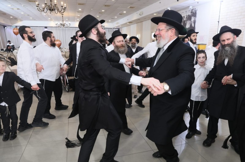הרב הראשי ובעלי 'תה ויסוצקי' בחתונת בתו של הרב רוזנבלט
