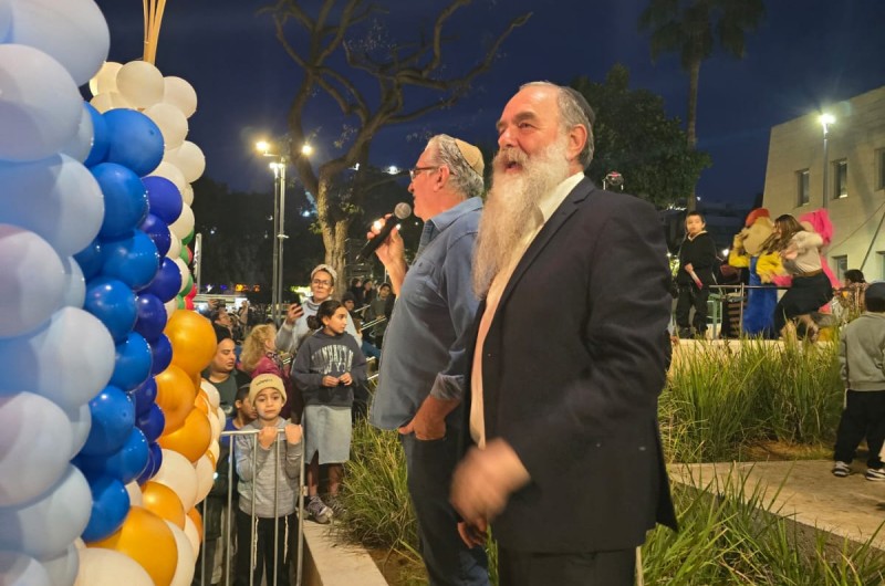 חנוכיית הבלונים שכבשה את רעננה: אלפים חגגו בהפנינג ענק