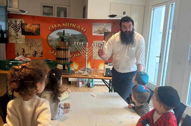 הילד היהודי קם ואמר: אני לא חוגג את החגא, אני חוגג חנוכה