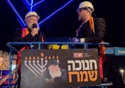 בפרסומי ניסא מול החומות, הודלק נר שביעי של חנוכה: בהשתתפות הרב נועם רוט והרב יעקב הלפרין, כובד בהדלקה הרב יעקב גלויברמן. צילום: מאיר דהן. צפו: