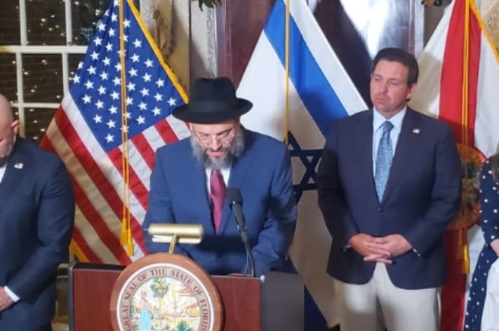 השליח בטלהסי הרב שניאור אוירכמן בהדלקת נר חנוכה עם מושל פלורידה רון דיסנטיס 