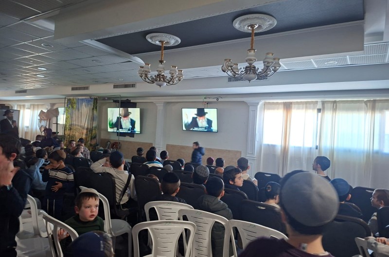 עם הדלקה והצגה: ראלי חנוכה מיוחד למאות ילדי כפר חב