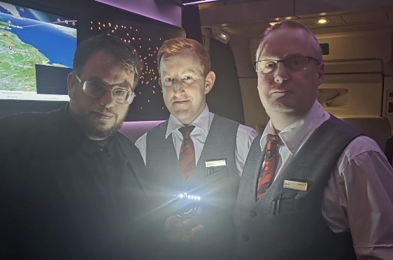 כתב מעריב ג'וש ארונסון הדליק חנוכיית סוללות לזכר השליח מסידני בטיסה מפלוידה לאנגליה של חברת וירג'ין אטלנטיק. הנהלת החברה שיגרה לארונסון מייל אישי והודתה על מעשהו תוך שמציינת את מחויבות החברה לדו-קיום