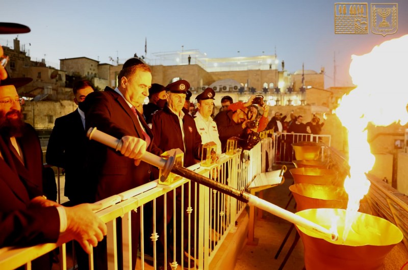 במהלך ימי חג החנוכה למעלה מחצי מיליון איש פקדו את רחבת הכותל, ואמש, נר שמיני של חנוכה הודלק ברחבת הכותל המערבי, בסימן 
