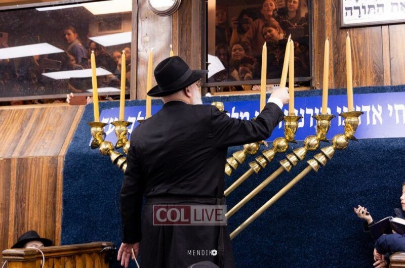 להודות ולהלל: בית הכנסת הגדול ב-770 שבניו יורק התמלא באורחים רבים בהדלקת נר שמיני של חנוכה תשפ