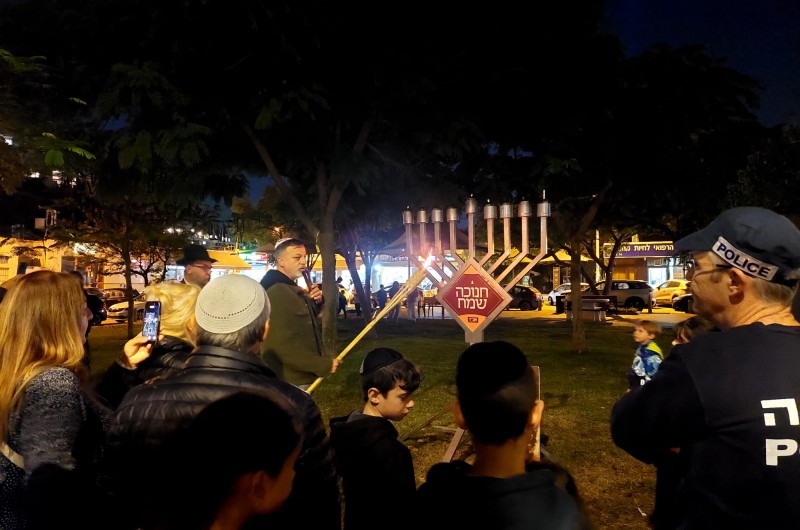 אמו של החטוף האחרון רן גואילי הדליקה נר חנוכה עם חב