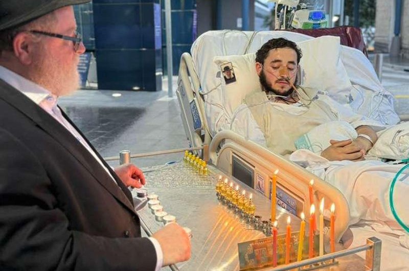 התמים לייבל לזרוב מטקסס שנפצע בפיגוע בסידני שבאוסטרליה, הדליק חנוכייה בבית הרפואה וגילה כי האח הרפואי שסייע לו, הינו יהודי שמעולם לא הניח תפילין. מצווה גוררת מצווה - והתמים החב