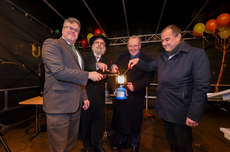 התובע הכללי של גרמניה ושופט בבית המשפט העליון הגרמני השתתפו לצד 500 מיהודי ואנשי העיר קרלסרוהה, בהדלקת נר חנוכה ע