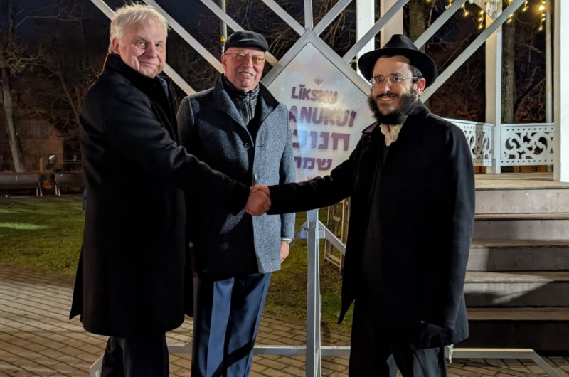 כ-100 יהודי יורמלה בלטביה השתתפו בהדלקת חנוכייה מרכזית. ראש העיר וסגנו הפתיעו את השליח הרב מענדי זילברשטרום והגיעו למעמד עם מתנה אישית. עוד נכחו: שליח הרבי בריגה - הרב שניאור קוט והרב שלום קפלן