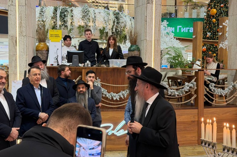 נשיא איגוד הקהילות בחבר העמים הנגיד ר' לוי לבייב הדליק את הנר השמיני של חנוכה בקניון אפי-מול שבבעלותו, בהשתתפות רבה של רוסיה השליח הרב בערל לאזאר ובארגון השליח המקומי הרב יוסף ויסברג