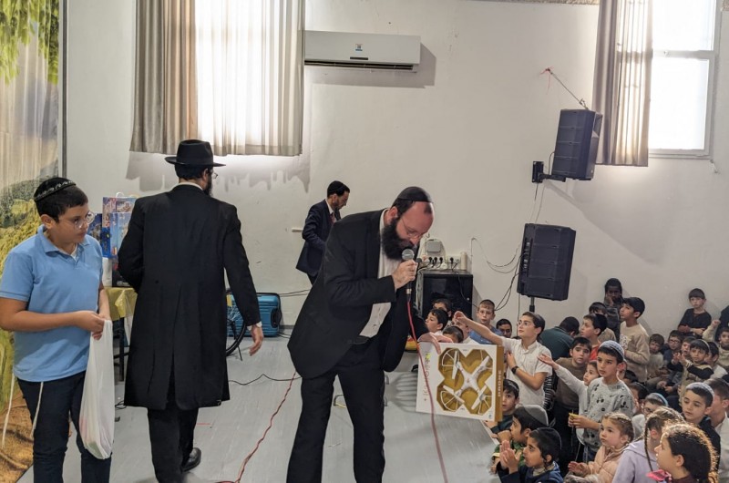 מאות ילדים השתתפו במסיבת שארגן בית חב