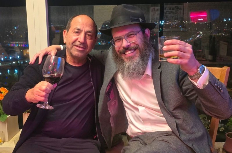 לאחר שהדליק חנוכייה עם ראש הממשלה בנימין נתניהו: שליח הרבי בקטמון-המושבה בירושלים הרב אור זיו בהתוועדות יום הולדת של רמי לוי לרגל הגיעו לגיל 70 