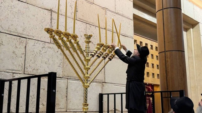 למרות שהטקס המרכזי נמנע: 