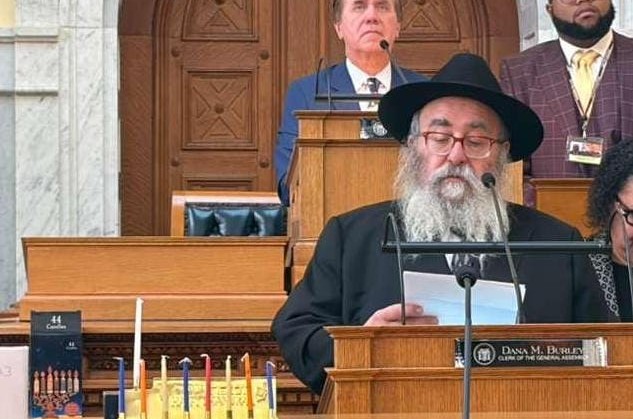 שליח הרבי הדליק את אור החנוכה בבית הנבחרים בניו ג'רזי