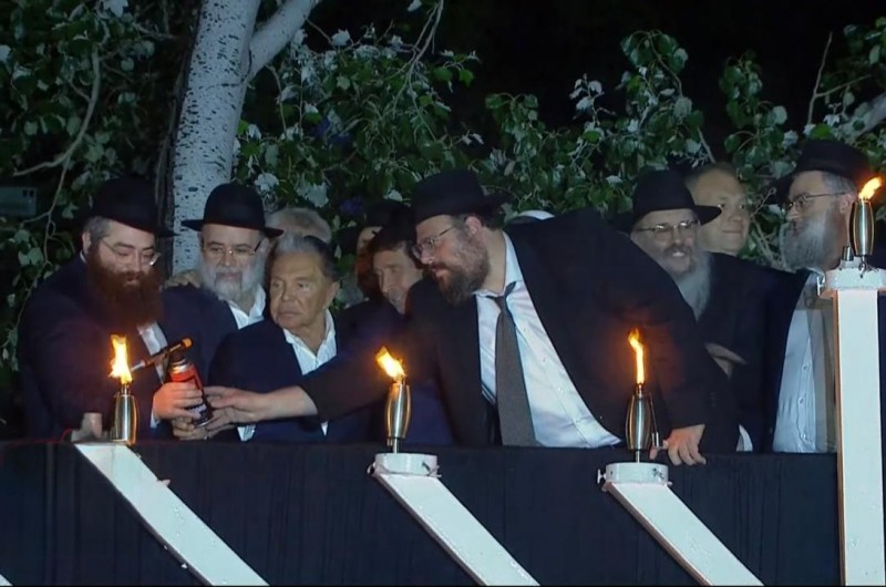 אלפים בטקס הדלקת החנוכייה המרכזית בבואנוס-איירס
