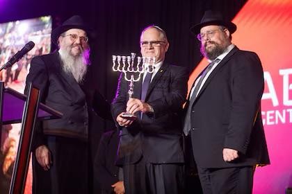 שגריר ישראל בארגנטינה - אייל סלע, קיבל חנוכייה מכסף טהור כהוקרה, מהשליח הראשי של חב