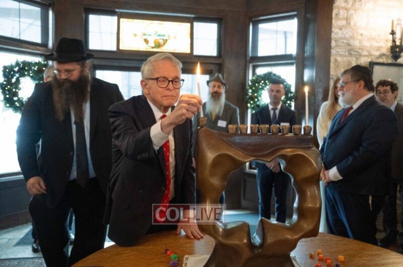 עם חנוכייה מיוחדת מברונז'ה: שלוחי הרבי באוהיו התקבלו בלשכת המושל מייק דה-וויין וכיבדו אותו בהדלקת נר החנוכה. המושל הצהיר כי החנוכייה תעמוד באופן קבוע בלשכתו - כאות הוקרה לרבי ולשלוחיו  