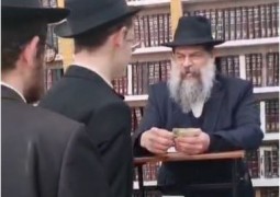 חלוקת דמי חנוכה בישיבה גדולה תורת אמת ע