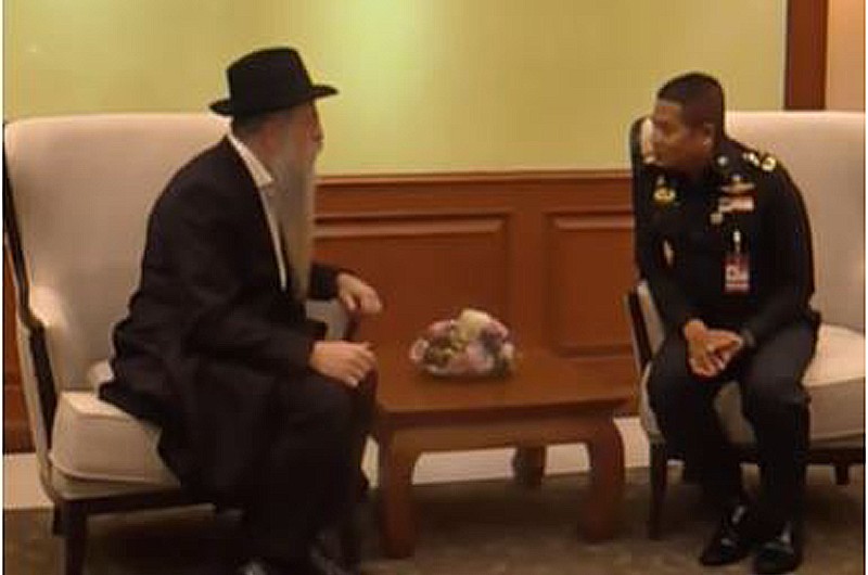 מדוע נפגש שליח הרבי במטה המלכותי עם רמטכ