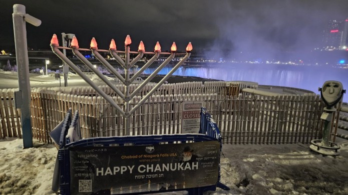 אש ומים: מפלי הניאגרה בארצות הברית הוארו לכבוד חנוכה