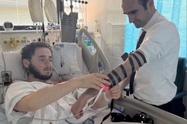 ‏התמים לייבל לזרוף, שנפצע קשה בפיגוע בסידני, פגש במיטתו בבית הרפואה את סגן ראש השגרירות הישראלית אמיר מרון, ושאל אותו בפשטות אם הניח כבר תפילין היום. מרון השיב: 