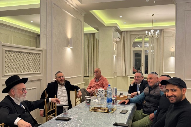 זאת לא הפעם הראשונה: הרב הראשי של הולנד ושליח הרבי - הרב בנימין ג'ייקובס, הגיע לביקור חיזוק הקהילה היהודית בסרביה, בבית חב