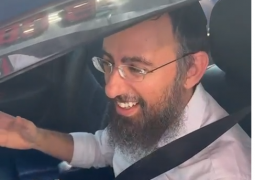 דודי קפלר ממשיך במסע בין בתי חב״ד ברחבי העולם. כעת הוא נמצא בטייוואן אצל שליח הרבי, הרב שלומי טביב, ומשם הם יוצאים יחד להתוועדות של כל שלוחי חב״ד בסין.