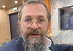 השליח דובי הניג, צ׳אנגדו, סין,  בסיפור מרתק על תחילת השליחות. דודי קפלר, שממשיך במסע עם הרב שלומי טביב שליח חב״ד בטייוואן, פגש את דובי ושמע ממנו מקרוב את הסיפור המיוחד.