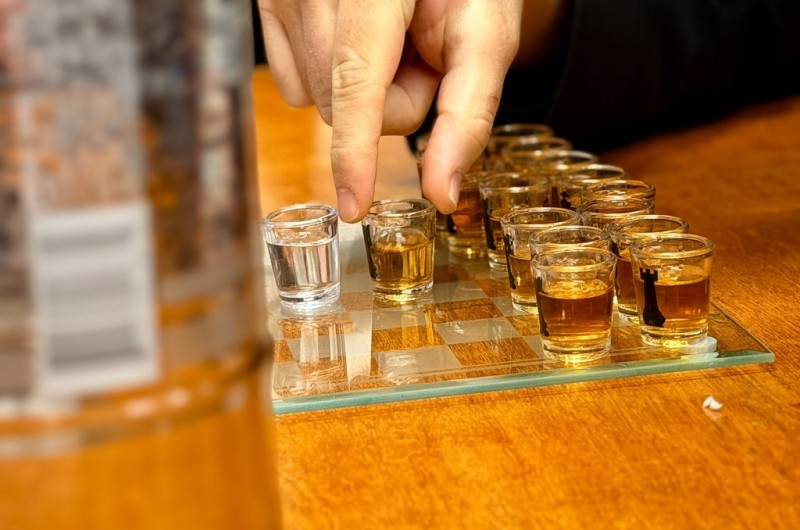 כשניטל וה' טבת משתלבים: לוח שחמט ב-770 ממשקה לבן-צהוב