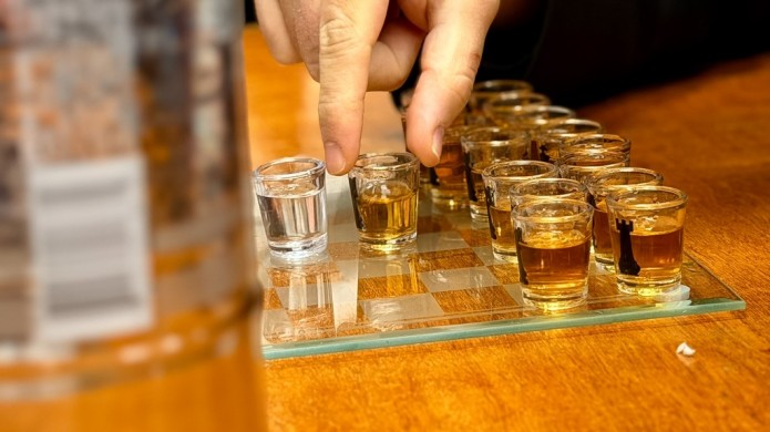 כשניטל וה' טבת משתלבים: לוח שחמט ב-770 ממשקה לבן-צהוב