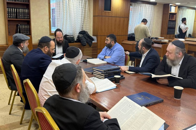 הרב יוסף יצחק מרזל שמוסר שיעור גמרא בכל יום בבית הכנסת המרכזי במוסקבה - בעריכת סיום מסכת נדרים והתחלת מסכת נדה