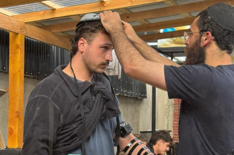 עוד מצווה: תרמילאי ישראלי שביקר בבית חב