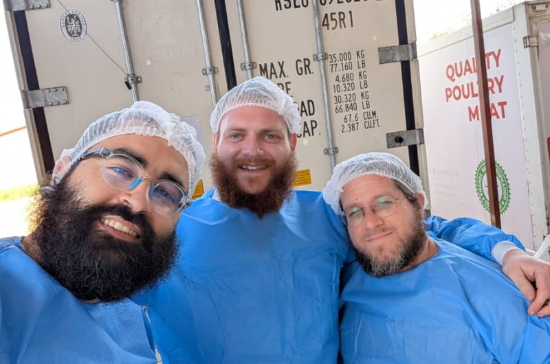 דואגים ליהודי היבשת: שלוחי הרבי באפריקה המרכזית - הרב מוישי רסקין מאוגנה, הרב חיים בר סלע מרואנדה והרב נח מאיעסקי מגאנה, בשחיטת בשר ליובאוויטש עבור אנשי הקהילות היהודית