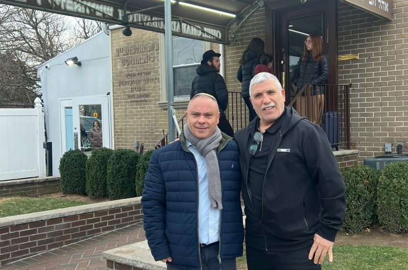 ראש עיריית קרית מלאכי אליהו זוהר וממלא מקומו שמעון חזן ביקרו היום בציונו הקדוש של הרבי והתפללו להצלחת העיר וקהילת חב