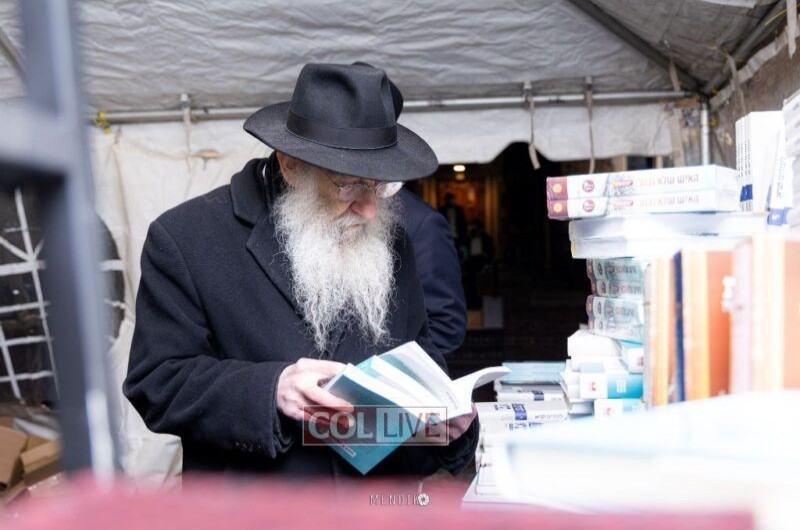 המשפיע הרב נחמן שפירא מקראון הייטס רוכש ספרים לרגל ה' בטבת, לצדם של אנ