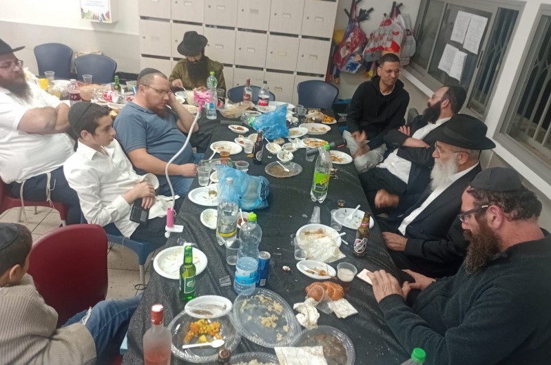 התוועדות יום הבהיר ה' טבת דידן נצח בקהילתו של השליח הרב פרץ חן באשקלון, בהשתתפות השליח הרב מנחם גורליק 