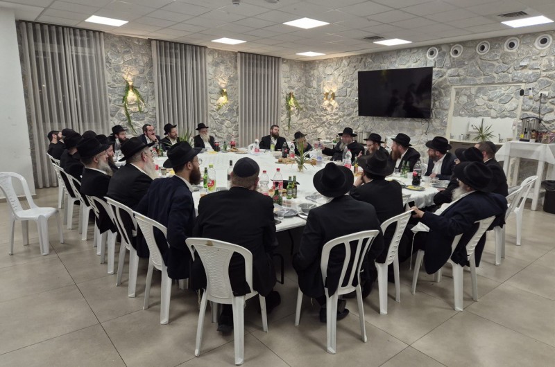 התוועדות יום הולדת לשליח הרבי בקרית ביאליק הרב פנחס מרטון, בהשתתפות חברים שלוחים מרחבי הארץ. התוועד השליח הרב ישראל גליצנשטיין מנחלת הר חב